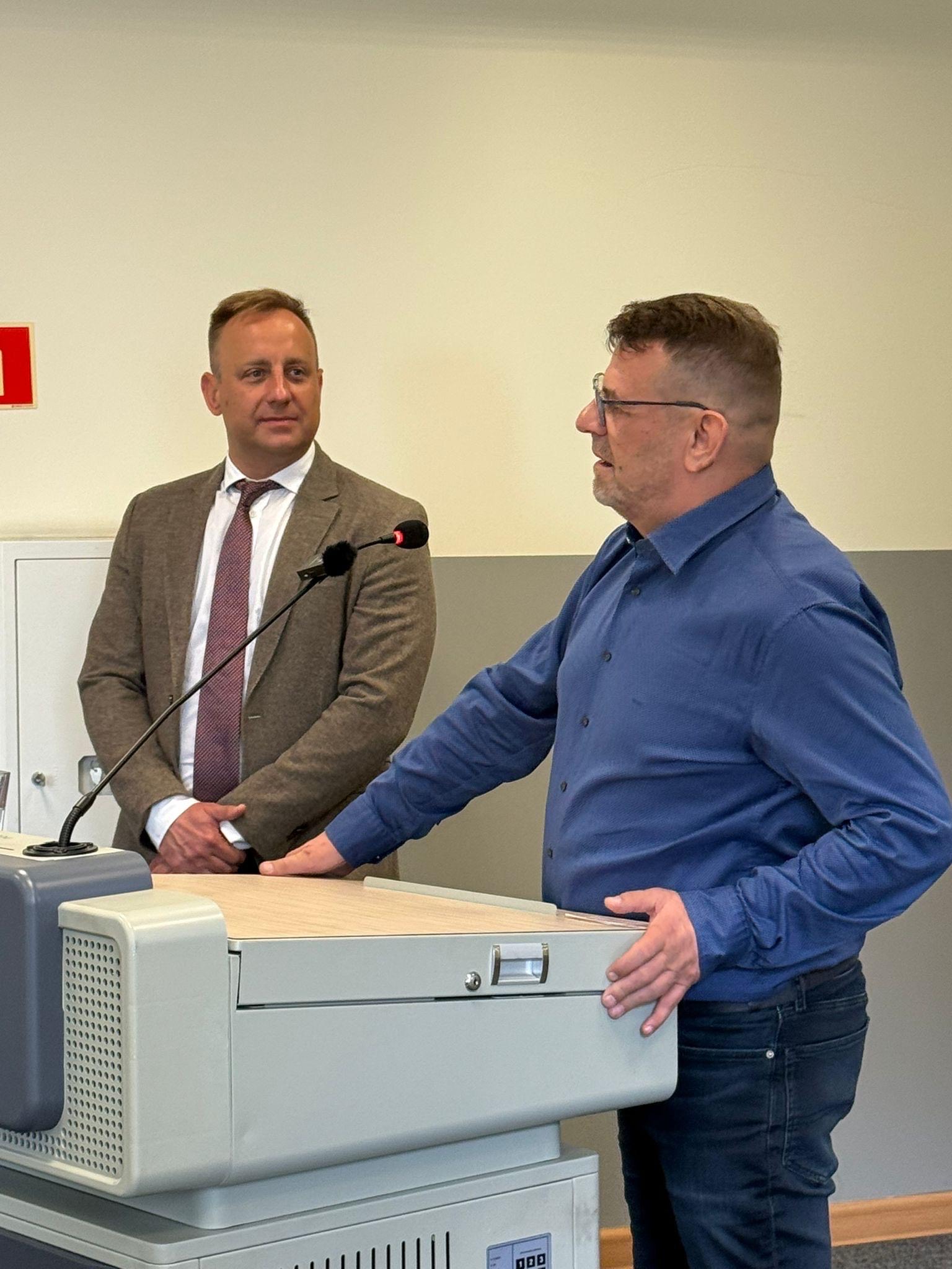 158c3db9-7954-4cbf-aa26-b7bf76d14037